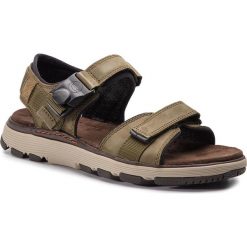 Sandały CLARKS - Un Trek Part 261416047 Dark Olive Nubuck. Zielone sandały męskie Clarks, na lato, bez wzorów, z materiału, klasyczne, bez zapięcia. W wyprzedaży za 299.00 zł.