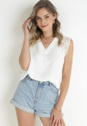 Biała Bluzka Top z Ażurową Falbanką Wokół Ramion z Tkaniny Plumeti Vinda. Białe topy damskie Born2be, l, w ażurowe wzory, z koronki, bez kołnierzyka, bez ramiączek. Za 49.99 zł.