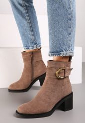 Ciemnobeżowe Botki na Obcasie w Stylu Sztybletów Ozdobione Klamrą Irilisae. Brązowe botki damskie Born2be, bez wzorów, z jeansu, eleganckie, bez obcasa, na obcasie, bez zapięcia. Za 139.99 zł.