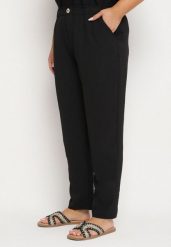 Czarne Spodnie o Prostym Kroju z Gumką w Talii Filavia. Czarne spodnie materiałowe damskie Born2be, bez wzorów, z jeansu, eleganckie. Za 59.99 zł.