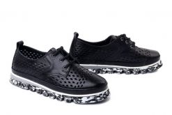 MANITU 850159-01 schwarz, półbuty damskie. Czarne półbuty damskie Manitu, na lato, w ażurowe wzory, ze skóry, bez obcasa, bez zapięcia. Za 297.41 zł.