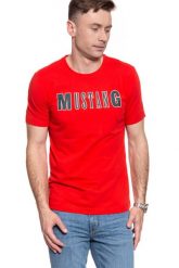 MUSTANG Alex LOGO Tee 1009516 7130. T-shirty męskie Mustang, m, bez wzorów, bez kołnierzyka, bez ramiączek. W wyprzedaży za 39.99 zł.