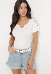 Biały Bawełniany T-shirt z Łańcuszkiem i Koronką Liraveira. Białe t-shirty damskie Born2be, m, z aplikacjami, z bawełny, eleganckie, bez kołnierzyka, bez ramiączek. Za 39.99 zł.