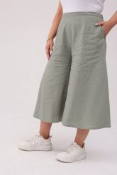 Spódnico-spodnie Lena w kolorze old green - Swoboda i styl w lnianej odsłonie PLUS SIZE OVERSIZE XXL. Zielone spodnie materiałowe damskie Moda Size Plus Iwanek, bez wzorów, ze lnu, eleganckie, plus size, krótkie. W wyprzedaży za 139.90 zł.