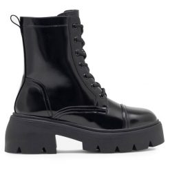 Trzewiki Jenny Fairy. Czarne botki damskie Jenny Fairy, bez wzorów, bez obcasa, na słupku, bez zapięcia. Za 129.99 zł.