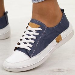 Granatowe skórzane półbuty damskie T.Sokolski 8260. Niebieskie półbuty damskie Sokolski, na jesień, bez wzorów, z jeansu, eleganckie, z okrągłym noskiem, bez obcasa, na płaskiej podeszwie, bez zapięcia. Za 299.00 zł.