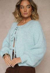 Niebieski Kardigan z Wełną o Kroju Oversize z Wiązanymi Kokardami Elearina. Niebieskie kardigany damskie Renee, bez wzorów, z wełny, bez kołnierzyka. Za 129.99 zł.