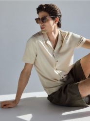 Sweter z krótkim rękawem - beżowy. Brązowe swetry męskie Reserved, l, bez wzorów, z bawełny, bez kołnierzyka, bez ramiączek. Za 139.99 zł.