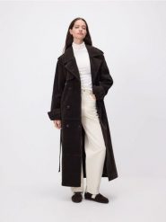 Trencz z imitacji zamszu - ciemnobrązowy. Brązowe płaszcze damskie Reserved, l, bez wzorów, bez kołnierzyka, bez kaptura. Za 459.99 zł.