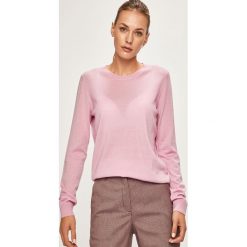Tommy Hilfiger - Sweter. Czerwone swetry nierozpinane damskie Tommy Hilfiger, m, bez wzorów, z dzianiny, bez kołnierzyka, bez ramiączek. W wyprzedaży za 299.90 zł.