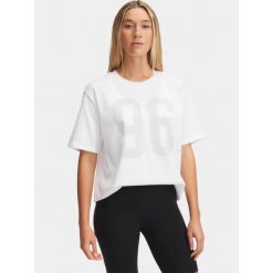 T-Shirt Damski Under Armour Koszulka Sportowa z Nadrukiem. Białe koszulki sportowe damskie Under Armour, bez wzorów, bez ramiączek, na fitness i siłownię. Za 179.99 zł.