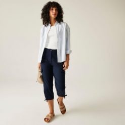 Spodnie turystyczne capri damskie Shorebella. Czerwone spodnie sportowe damskie Regatta, na lato, bez wzorów, z materiału, sportowe, trekkingowe. W wyprzedaży za 178.45 zł.