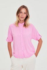 Koszula w paski różowa. Czerwone koszule damskie MOODO, bez wzorów, z wiskozy, bez kołnierzyka, bez ramiączek. Za 99.99 zł.