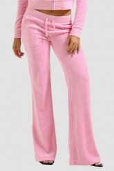 JUICY COUTURE Różowe spodnie dresowe Layla Low Rise Pocket. Czerwone spodnie dresowe damskie Juicy Couture, bez wzorów, z dresówki. W wyprzedaży za 337.99 zł.