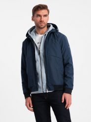 Lekka męska kurtka z kapturem i siateczkową podszewką – granatowa V1 OM-JANP-0149 - XXL. Niebieskie kurtki męskie Ombre Clothing, l, z aplikacjami, z materiału, z kapturem. W wyprzedaży za 169.99 zł.