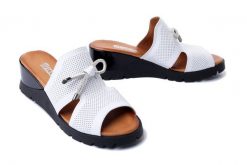 ARTIKER RELAKS 52C0500 biały, klapki damskie. Białe klapki damskie Artiker Relaks, na lato, bez wzorów, ze skóry, bez obcasa, na koturnie, bez zapięcia. Za 199.90 zł.