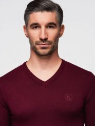 Sweter męski elegancki BASIC V-neck z wiskozą – bordowy V13 - Rozmiar: M. Czerwone swetry męskie Ombre Clothing, m, bez wzorów, z wiskozy, eleganckie, bez kołnierzyka, bez ramiączek. W wyprzedaży za 89.99 zł.