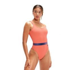 Strój pływacki jednoczęściowy damski Speedo Belted Deep U-Back. Fioletowe stroje kąpielowe damskie Speedo, bez wzorów. Za 119.99 zł.