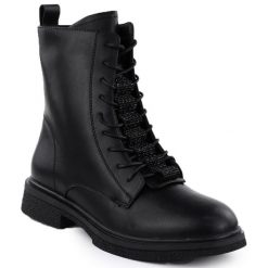 Skórzane botki damskie workery z cyrkoniami czarne Filippo DBT7250. Czarne botki damskie Filippo, bez wzorów, ze skóry, bez obcasa, bez zapięcia. Za 144.00 zł.