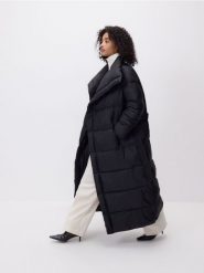 Pikowany płaszcz z paskiem - czarny. Czarne płaszcze damskie Reserved, l, bez wzorów, z tkaniny, bez kołnierzyka, bez kaptura. Za 379.99 zł.