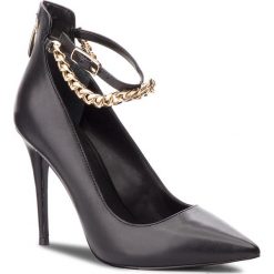 Szpilki GUESS - FLOEA4 LEA08 BLACK. Czarne szpilki damskie Guess, z aplikacjami, ze skóry ekologicznej, bez obcasa, na obcasie, bez zapięcia. W wyprzedaży za 439.00 zł.