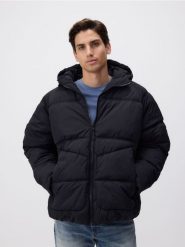 Kurtka z kapturem - czarny. Czarne kurtki męskie Reserved, l, bez wzorów, z kapturem. W wyprzedaży za 99.99 zł.