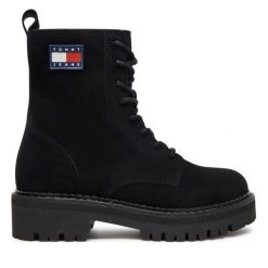 Botki Tommy Jeans. Czarne botki damskie Tommy Jeans, bez wzorów, z jeansu, bez obcasa, na płaskiej podeszwie, bez zapięcia. Za 799.99 zł.