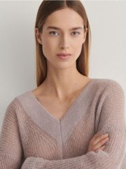 Sweter oversize z wełną - lawendowy. Fioletowe swetry nierozpinane damskie Reserved, l, bez wzorów, z dzianiny, bez kołnierzyka, bez ramiączek. W wyprzedaży za 119.99 zł.