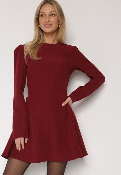 Bordowa Rozkloszowana Sukienka Ozdobiona Metaliczną Aplikacją Eleslie. Czerwone sukienki damskie Born2be, na co dzień, m, z aplikacjami, eleganckie, bez kołnierzyka, bez ramiączek, rozkloszowane. Za 149.99 zł.