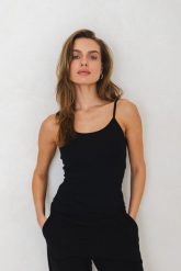 TOP SIA CZARNY L - Flawless. Czarne topy damskie Flawless, l, bez wzorów, z jeansu, bez kołnierzyka, bez ramiączek. Za 137.00 zł.