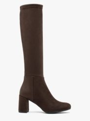 Ciemnobrązowe kozaki z wąską elastyczną cholewką. Brązowe kozaki damskie Ryłko, bez wzorów, z tkaniny, z okrągłym noskiem, bez obcasa, na słupku, bez zapięcia. Za 499.99 zł.