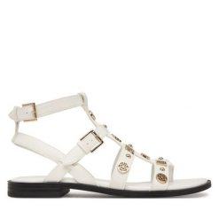 Sandały Guess. Białe sandały damskie Guess, z aplikacjami, bez obcasa, na płaskiej podeszwie, bez zapięcia. Za 549.99 zł.