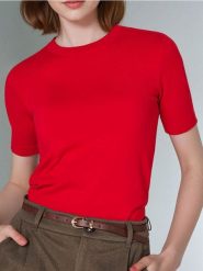 Sweter z krótkim rękawem - czerwony. Czerwone swetry nierozpinane damskie Sinsay, l, bez wzorów, bez kołnierzyka, bez ramiączek. Za 29.99 zł.