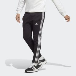 Essentials Single Jersey Tapered Open Hem 3-Stripes Pants. Białe spodnie sportowe męskie Adidas, s, bez wzorów, z dresówki, na fitness i siłownię. Za 159.00 zł.