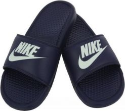 Nike Klapki męskie Sportswear Benassi granatowe r. 46 (343880 403). Klapki męskie Nike, bez wzorów, bez zapięcia. Za 131.38 zł.