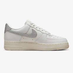 Buty sportowe damskie Nike W AIR FORCE 1 '07 ESS TRND. Białe obuwie sportowe damskie Nike, bez wzorów, bez zapięcia, trekkingowe. Za 599.99 zł.