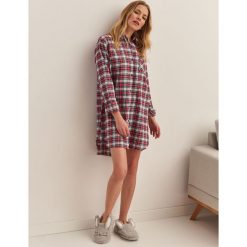KOSZULA NOCNA. Czerwone koszule nocne damskie TOP SECRET, bez wzorów, z bawełny, bez ramiączek. W wyprzedaży za 39.99 zł.