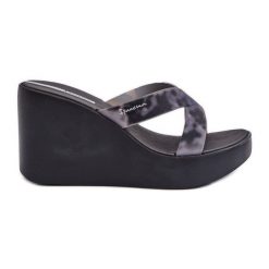 Klapki Damskie Na Koturnie 83520 Ipanema High Fashion Slide Fem Czarne. Czarne klapki damskie bez wzorów, casualowe, bez obcasa, na koturnie, bez zapięcia. Za 308.70 zł.