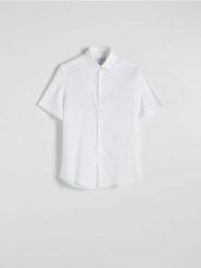 Bawełniana koszula regular fit - biały. Białe koszule męskie Reserved, l, bez wzorów, z bawełny, bez kołnierzyka, bez ramiączek. W wyprzedaży za 55.99 zł.