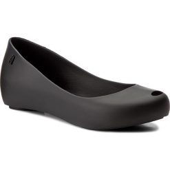 Baleriny MELISSA - Ultragirl Basic As 31976 Black 01003. Czarne balerinki damskie Melissa, bez wzorów, z tworzywa sztucznego, klasyczne, bez obcasa, na płaskiej podeszwie, bez zapięcia. W wyprzedaży za 159.00 zł.