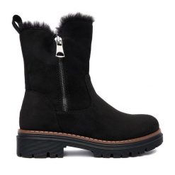 Botki Clara Barson. Czarne botki damskie Clara Barson, bez wzorów, bez obcasa, na płaskiej podeszwie, bez zapięcia. Za 129.99 zł.