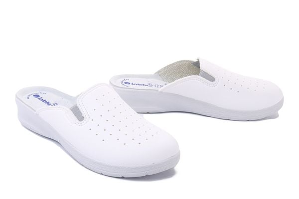 INBLU 50-34 bianco, klapki damskie. Białe klapki damskie Inblu, w ażurowe wzory, bez obcasa, bez zapięcia. Za 79.90 zł.