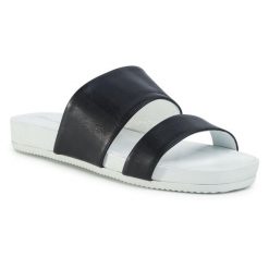Klapki Gino Rossi. Czarne klapki damskie Gino Rossi, bez wzorów, bez obcasa, bez zapięcia. Za 229.99 zł.