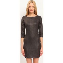 SUKIENKA DAMSKA KOLOROWA. Brązowe sukienki damskie TOP SECRET, na jesień, bez wzorów, eleganckie, bez kołnierzyka, bez ramiączek, dopasowane. W wyprzedaży za 49.99 zł.