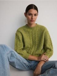 Sweter z warkoczowym splotem - zielony. Zielone swetry nierozpinane damskie Reserved, l, bez wzorów, z dzianiny, bez kołnierzyka, bez ramiączek. W wyprzedaży za 89.99 zł.