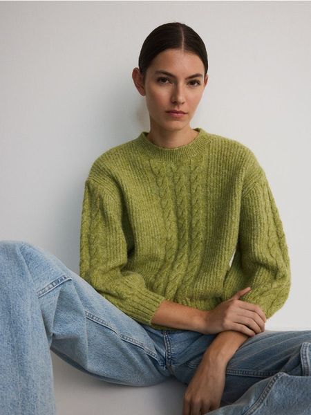 Sweter z warkoczowym splotem - zielony. Zielone swetry nierozpinane damskie Reserved, l, bez wzorów, z dzianiny, bez kołnierzyka, bez ramiączek. W wyprzedaży za 89.99 zł.