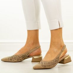 Beżowe przewiewne czółenka damskie D&A 3004. Brązowe czółenka damskie DiA, na lato, z aplikacjami, z materiału, eleganckie, bez obcasa, na obcasie, bez zapięcia. Za 399.00 zł.