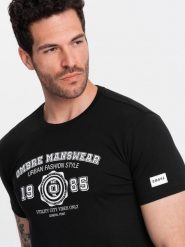 Męski bawełniany t-shirt z nadrukiem w stylu college – czarny V2 OM-TSPT-0137 - XL. Czarne t-shirty męskie Ombre Clothing, l, z aplikacjami, z bawełny, bez kołnierzyka, bez ramiączek. Za 44.99 zł.