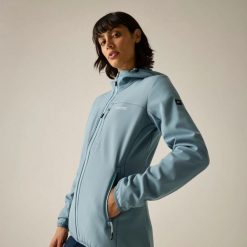 Damska kurtka Ossek Softshell. Niebieskie kurtki sportowe damskie Regatta, bez wzorów, z materiału, bez ramiączek, z kapturem, trekkingowe. Za 263.50 zł.
