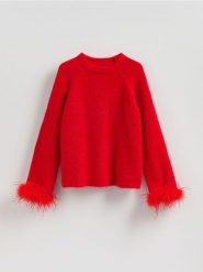 Sweter z ozdobnym detalem - czerwony. Czerwone swetry nierozpinane damskie Reserved, l, bez wzorów, z dzianiny, bez kołnierzyka, bez ramiączek. Za 159.99 zł.